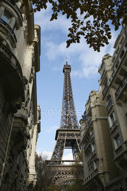 Eiffel Tower between residential buildings, Paris, France — Stock Photo