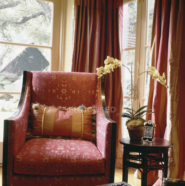 Innenansicht des verzierten Zimmers mit gemütlichem Stuhl — Stockfoto
