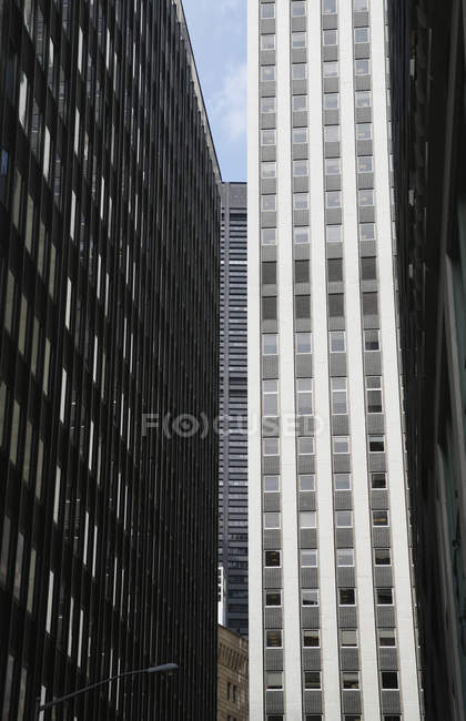 Vista esterna delle facciate dell'edificio per uffici — Foto stock