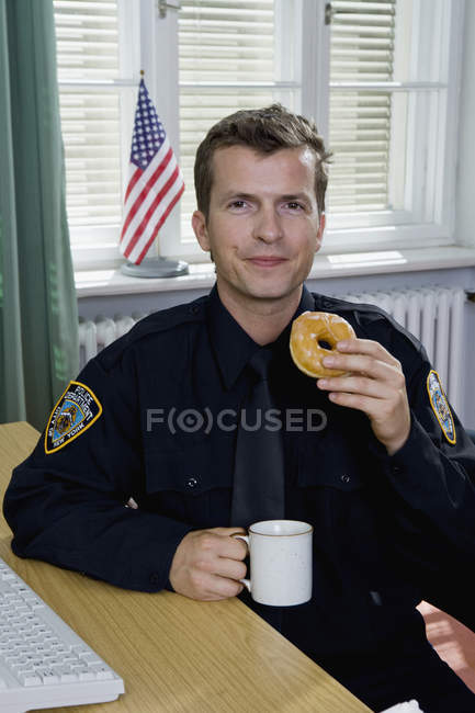 Retrato del oficial de policía tomando un descanso para tomar café — Stock Photo
