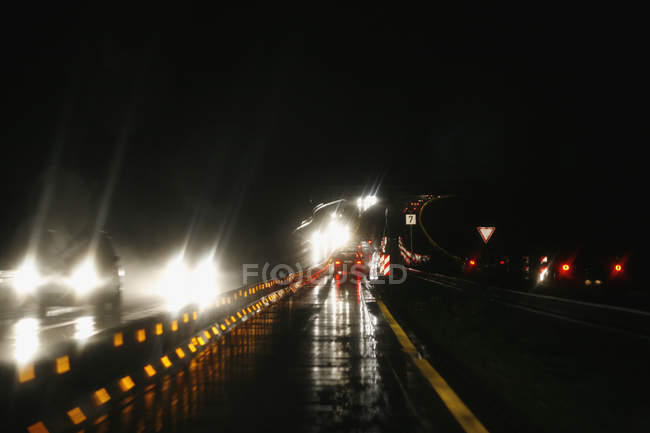 Traffico lungo l'autostrada di notte — Foto stock