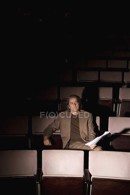 Um diretor sentado em um teatro — Fotografia de Stock