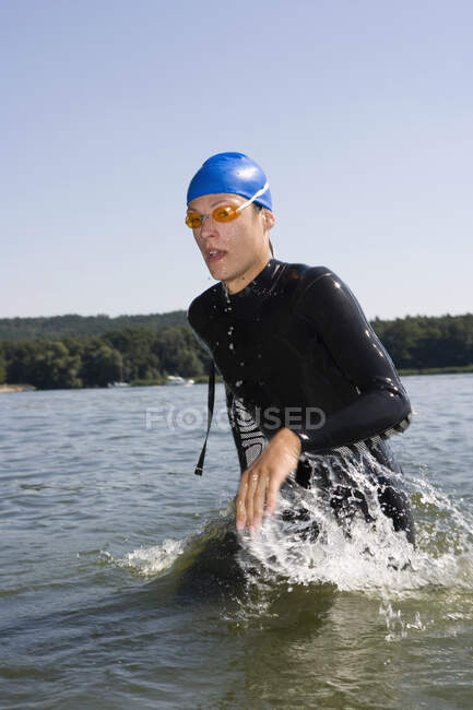 Пловец в озере — стоковое фото