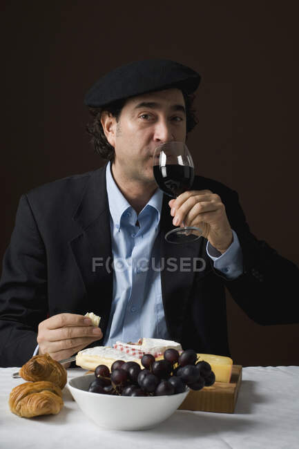 Stereotypical French man with stereotypical french food — Stock Photo