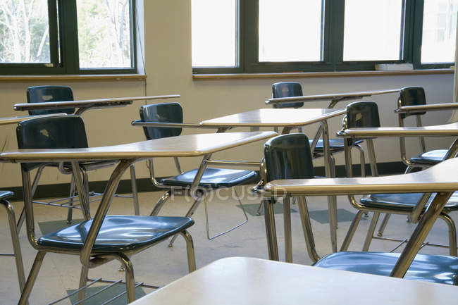 Кадроване зображення порожній столи в класі — стокове фото