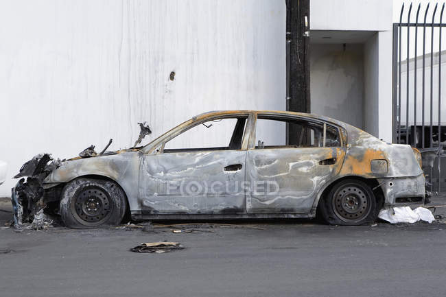Vista lateral do carro queimado na rua — Fotografia de Stock