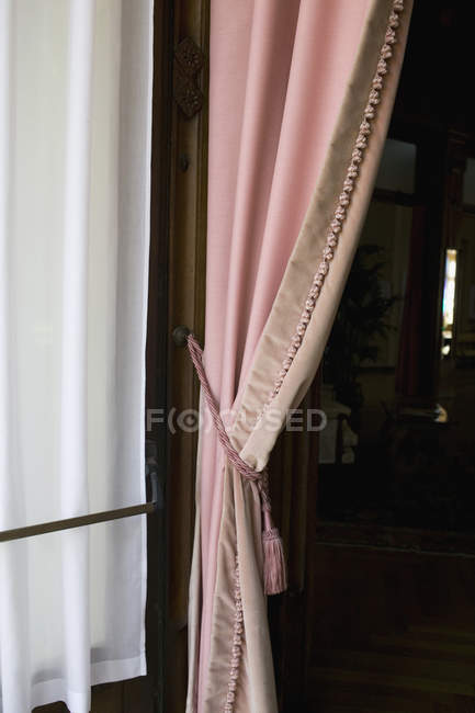 Рожевими мереживами завісу в дверях — стокове фото