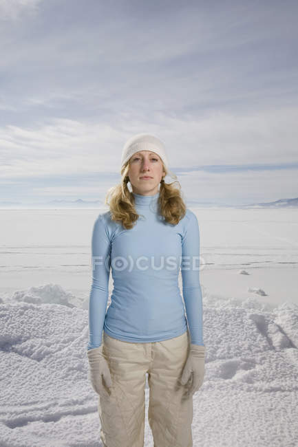 Una donna in piedi nella neve — Foto stock