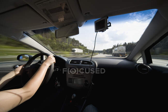 Eine Autofahrerin auf einer Autobahn in Bayern — Stockfoto