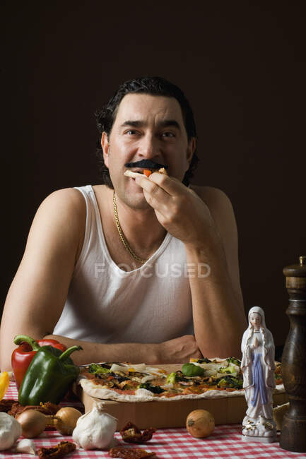 Стереотипічний італійський чоловік їсть піцу — стокове фото