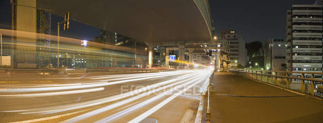 Lunga esposizione colpo di traffico che passa su strada di notte — Foto stock