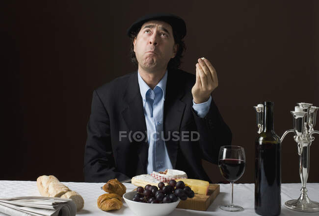 Hombre francés estereotipado con comida francesa estereotípica - foto de stock