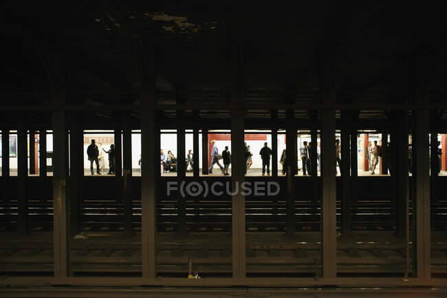 Люди ждут на железнодорожной платформе — стоковое фото