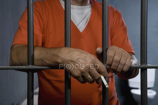 В'язень куріння сигарет у тюремній камері — стокове фото