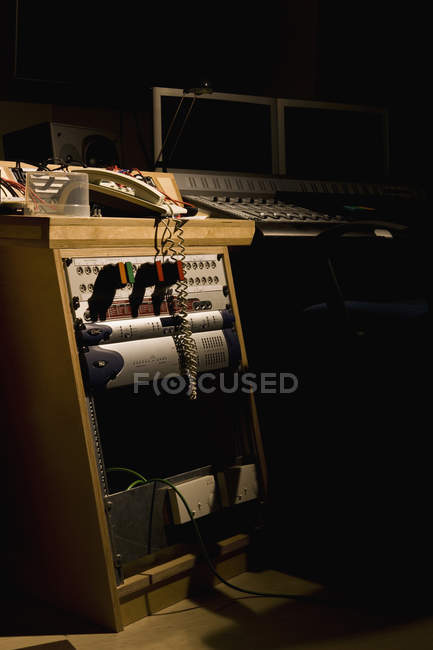 Sala de control anticuada en estudio de sonido - foto de stock