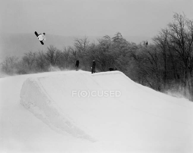 Uno snowboarder che salta, Stratton, Vermont, USA — Foto stock