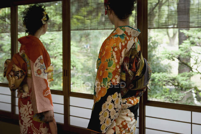 Dos mujeres usando kimonos - foto de stock