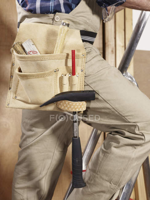 Intersection du travailleur manuel portant une ceinture d'outils — Photo de stock