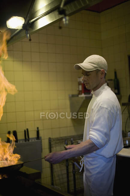 A chef cooking in a kitchen — Stock Photo