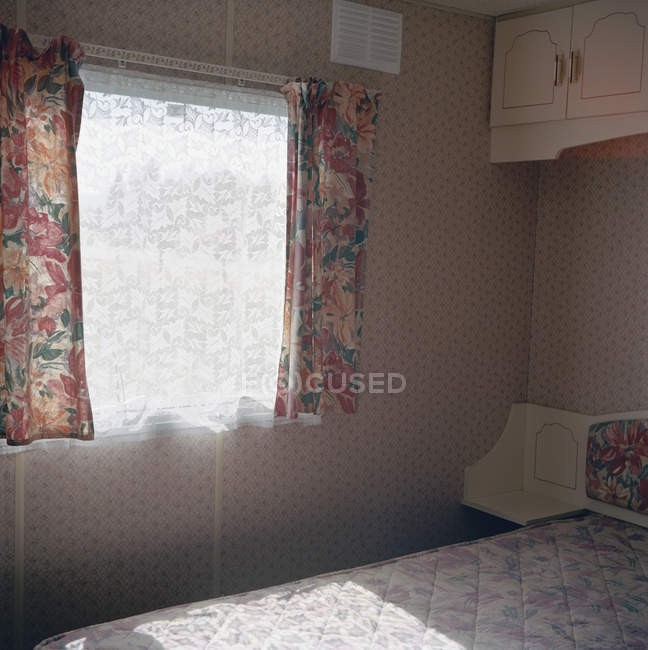 Interior del dormitorio en autocaravana - foto de stock