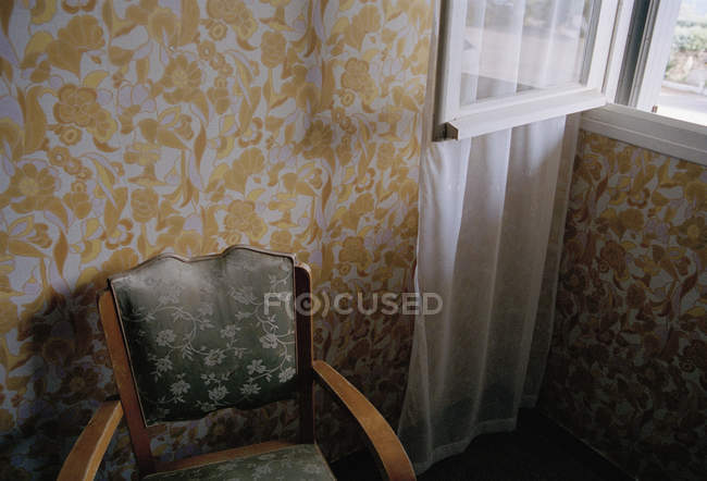 Imagen recortada de la silla retro junto a la ventana abierta - foto de stock