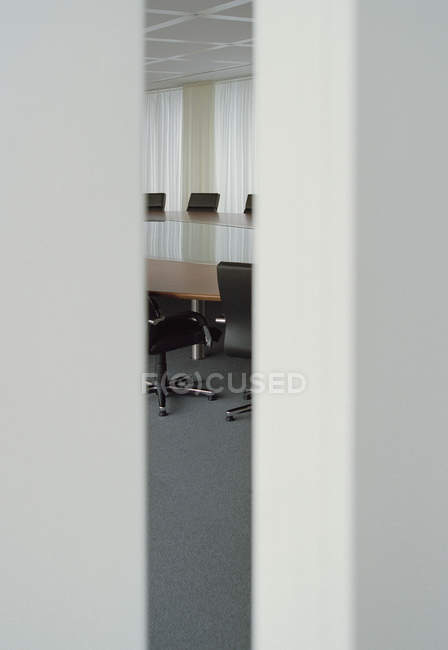 Конференц-зал через полуоткрытую дверь — стоковое фото
