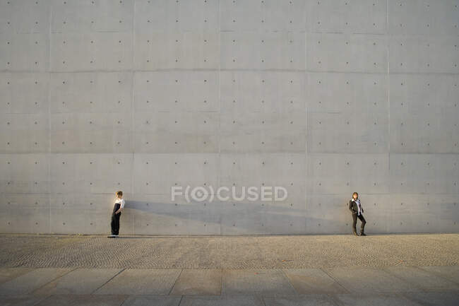 Мужчина и женщина стоят у стены — стоковое фото