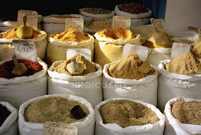Bolsas de especias en el mercado exterior - foto de stock