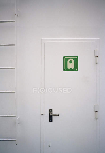 'Life jacket' icon sign on door on deck of cruise ship — Stock Photo