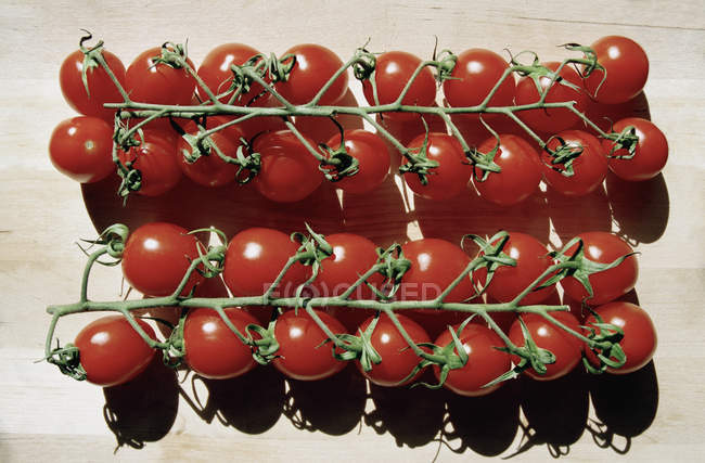 Close up view of wine tomatoes on cutting board — Stock Photo