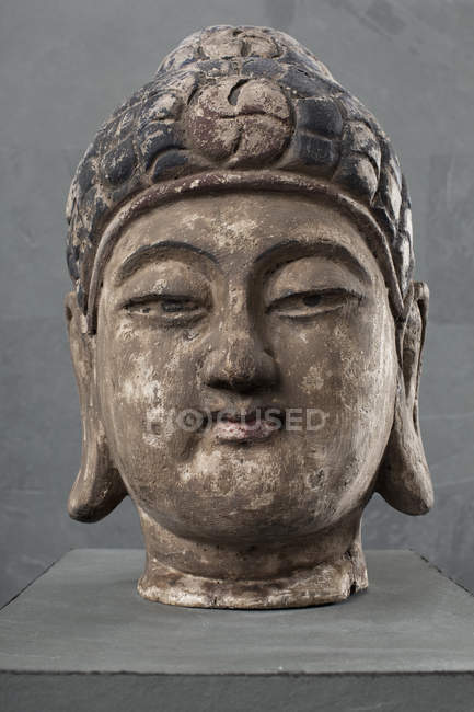 Decoración de la cabeza de Buda en pedestal - foto de stock