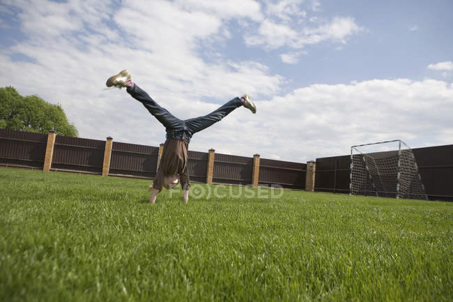 A girl doing a cartwheel — Stock Photo