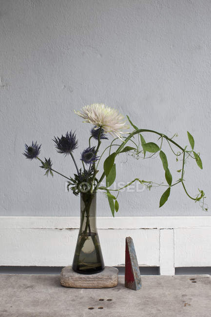 Bodegón de florero de flores en la mesa — Stock Photo
