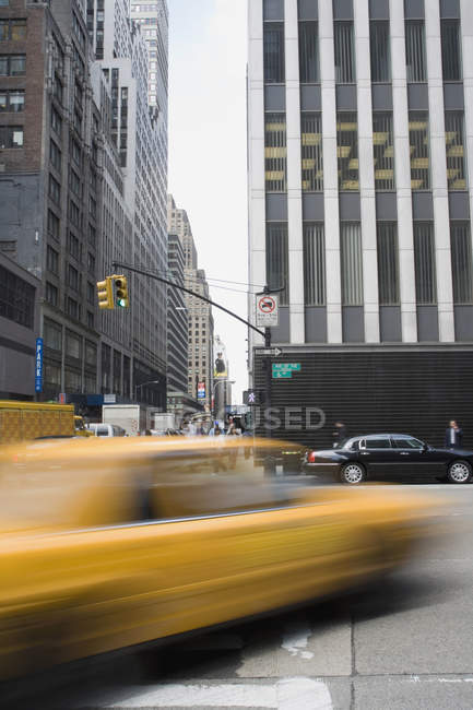 Taxi giallo sfocato che si muove sulla scena della strada — Foto stock