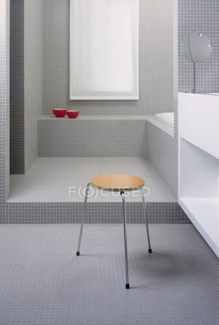 Sgabello in moderno bagno grigio interno — Foto stock