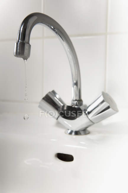 Água pingando da torneira do banheiro — Fotografia de Stock
