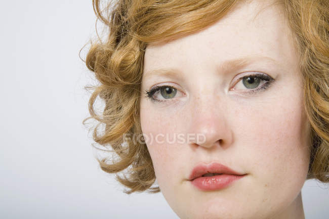 Ritratto di giovane donna adulta con capelli ricci rossi — Foto stock