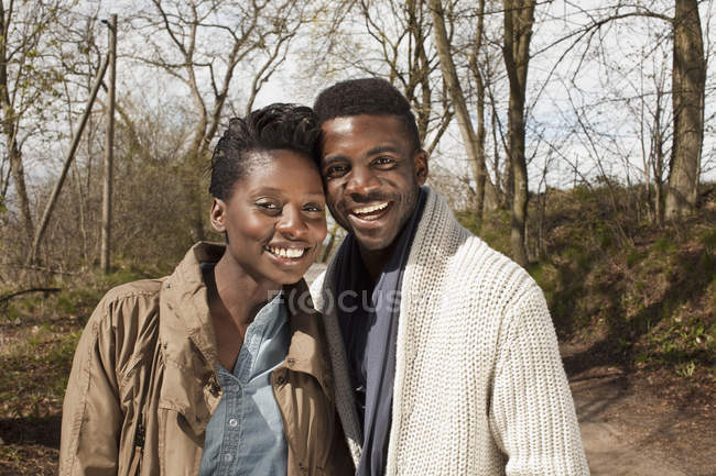 Porträt eines lächelnden jungen Paares in der Natur — Stockfoto