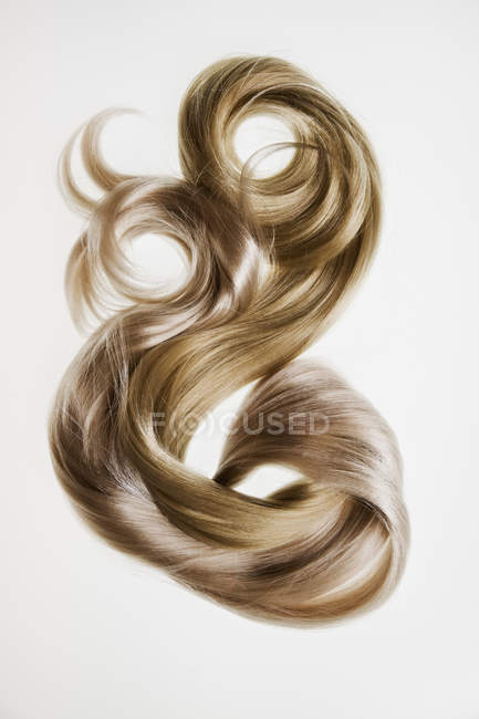 Два светлых волоса замки на белом фоне — стоковое фото