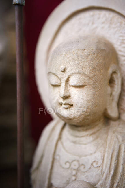 Vista de cerca de la estatua de Jizo bodhisattva - foto de stock