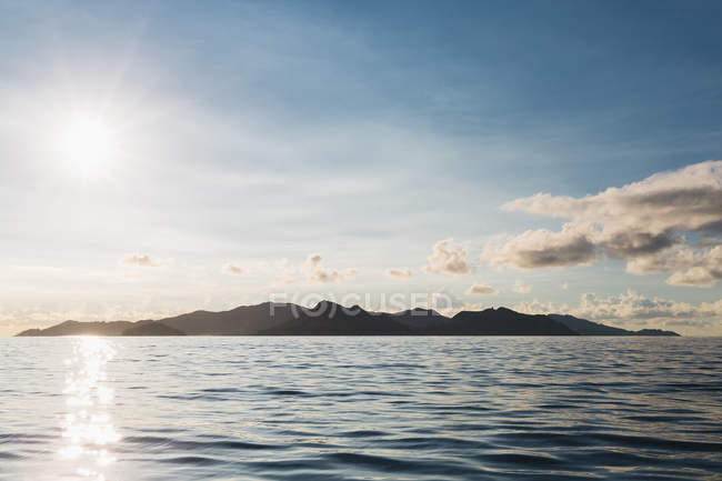 Vue panoramique de l'île idyllique en mer contre le ciel pittoresque — Photo de stock