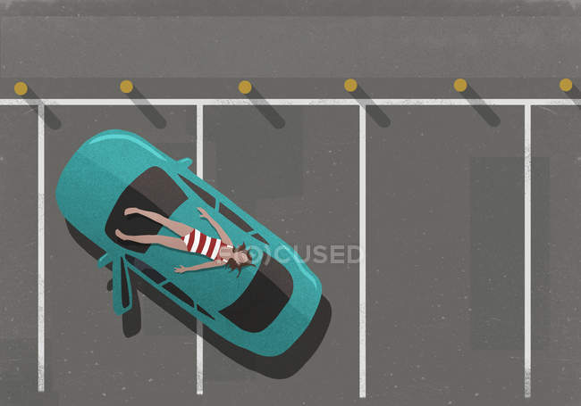Жінка в купальнику засмагати на вершині автомобіль на стоянці — стокове фото