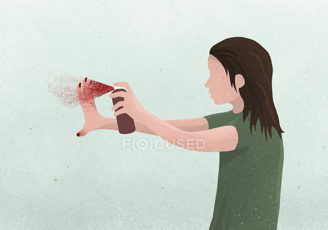 Mujer rociando las manos con esmalte de uñas rojo - foto de stock