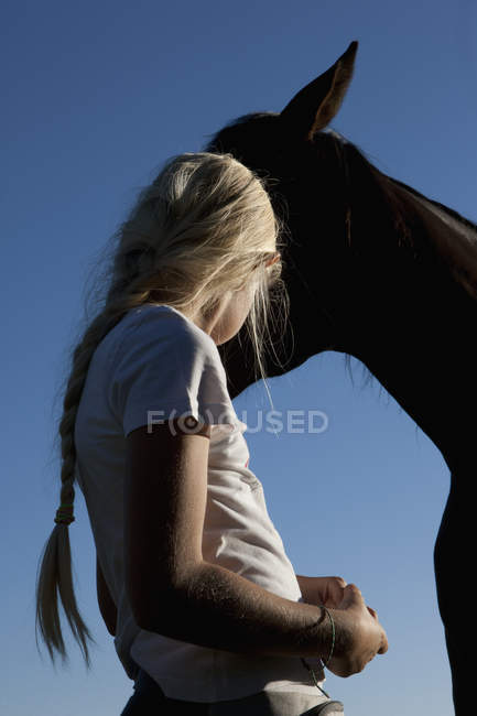 Girl with horse during daytime — Stock Photo