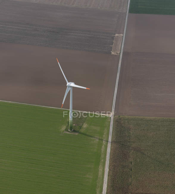 Aerial view wind turbine in agricultural field near Frankfurt, Hessen, Germany — Stock Photo