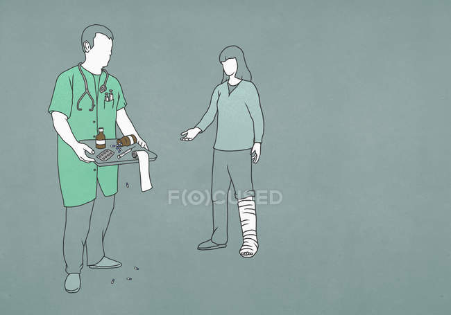 Mujer con pierna en yeso buscando médico con bandeja de medicina - foto de stock