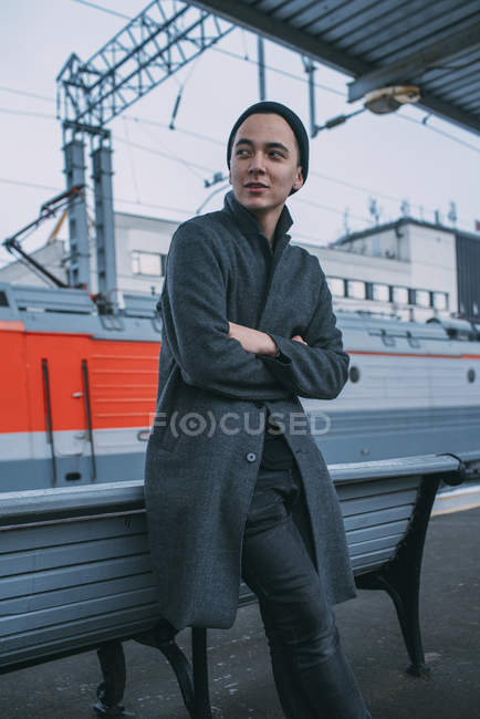 Молодой человек ждет на железнодорожной станции платформы — стоковое фото