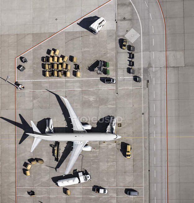 Vista dall'alto aereo commerciale in fase di manutenzione, preparato su asfalto in aeroporto — Foto stock