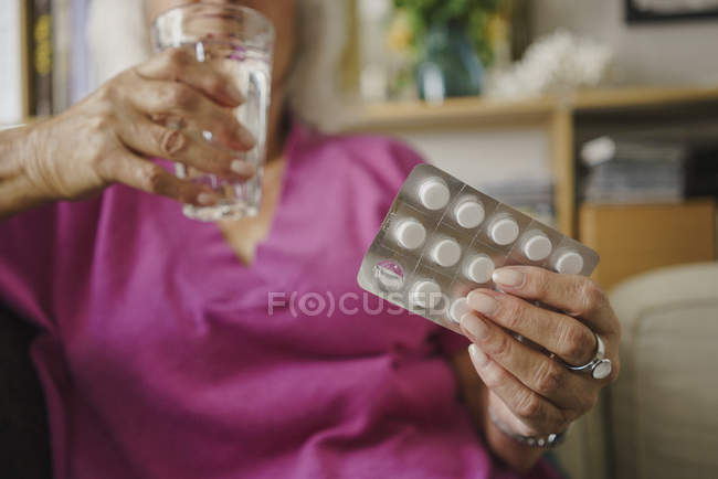 Donna anziana che assume farmaci — Foto stock