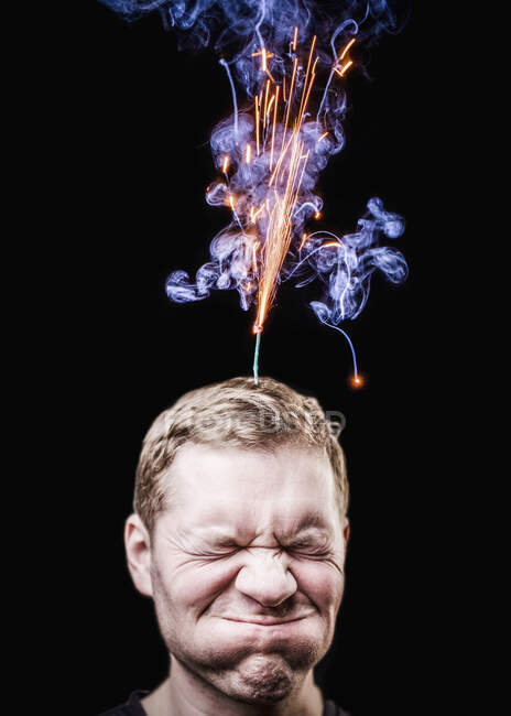 Fuegos artificiales que emiten sobre la cabeza de los hombres - foto de stock